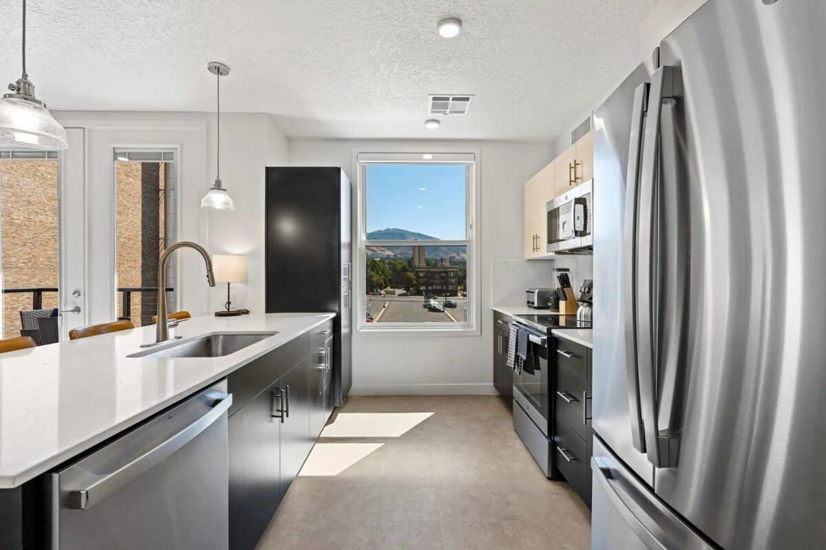 2Br Luxury Urban Escape Balcony & Fitness Center Apartment Salt Lake City Exterior photo